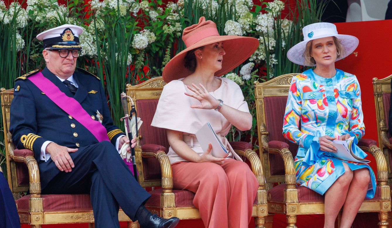 Laurent y Claire junto a la princesa Delphine durante el Día Nacional de Bélgica en 2023. (EFE)