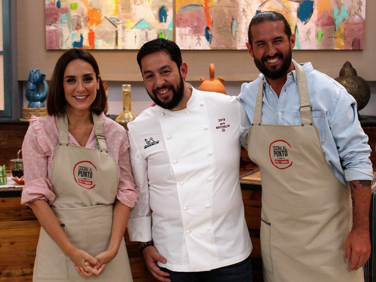 Foto: El chef Julián Marmol (c) en su visita a 'Cocina al Punto'. (RTVE) 