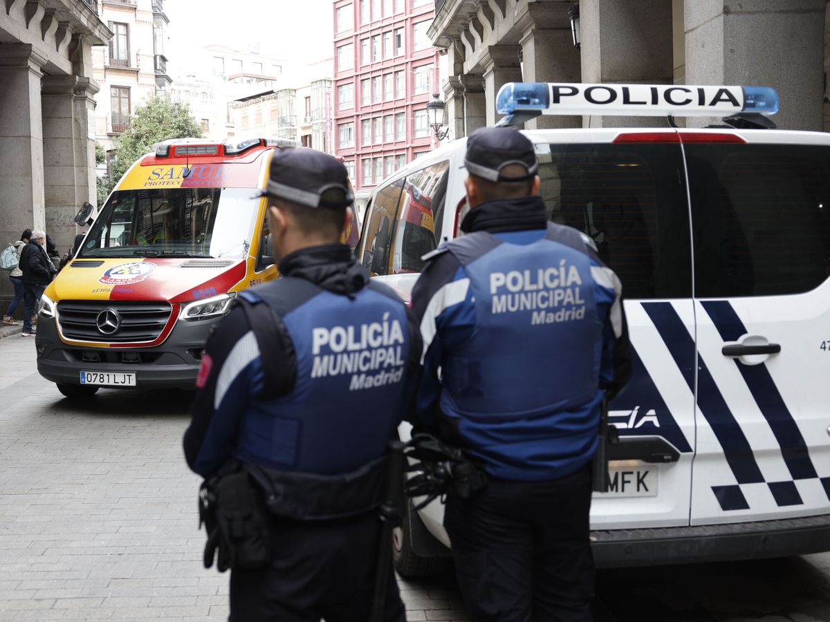 Foto: Foto de archivo de una ambulancia y agentes de la Policía Municipal de Madrid. (EFE/Mariscal)