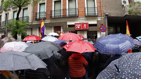 Comité Federal del PSOE en Ferraz para apoyar a Pedro Sánchez tras la carta en la que se plantea dimitir