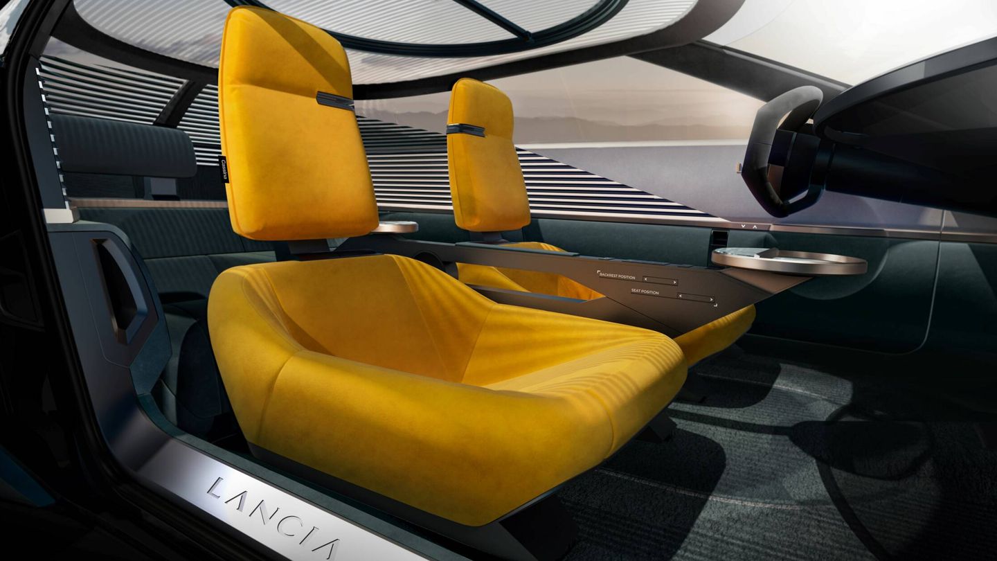 Los asientos delanteros se inspiran en los sillones Maralunga diseñados por Vico Magistretti.
