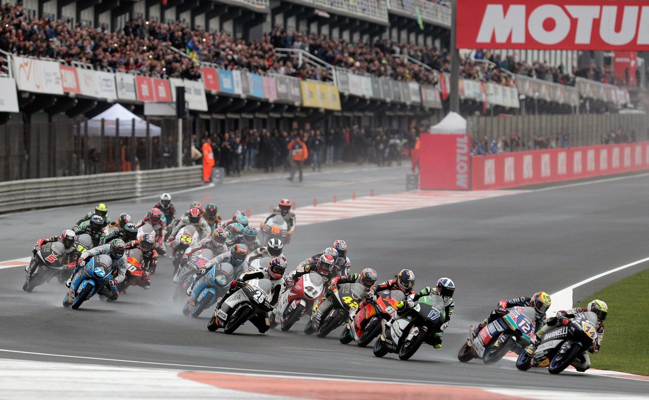 Una carrera de Moto3 en el circuito de Cheste, en Valencia. (EFE)
