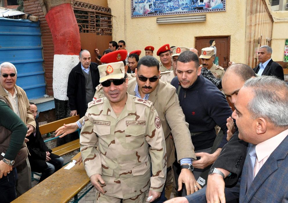 Foto: Abdel Fatah al Sisi (c), durante una visita a un centro electoral en El Cairo (Efe).
