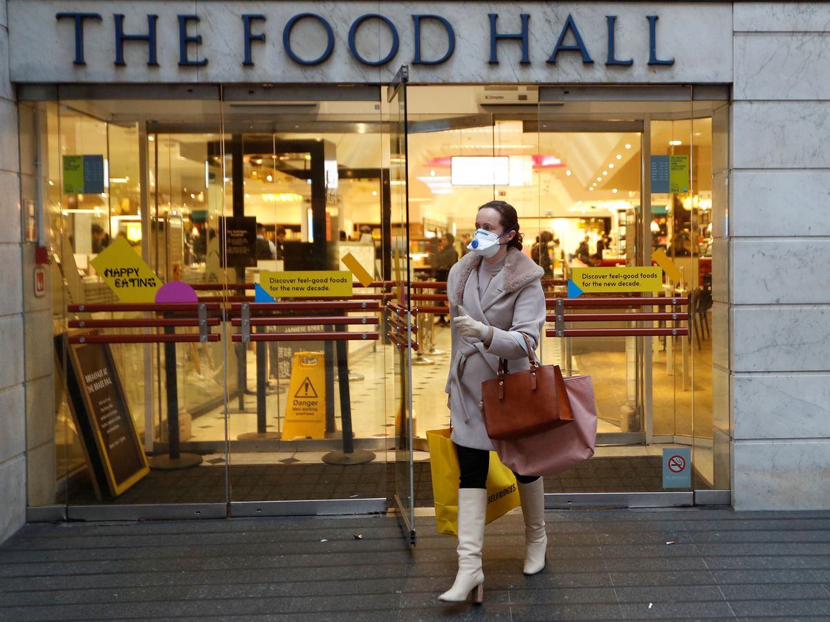 Foto: Una mujer en Londres con mascarilla. (Reuters)