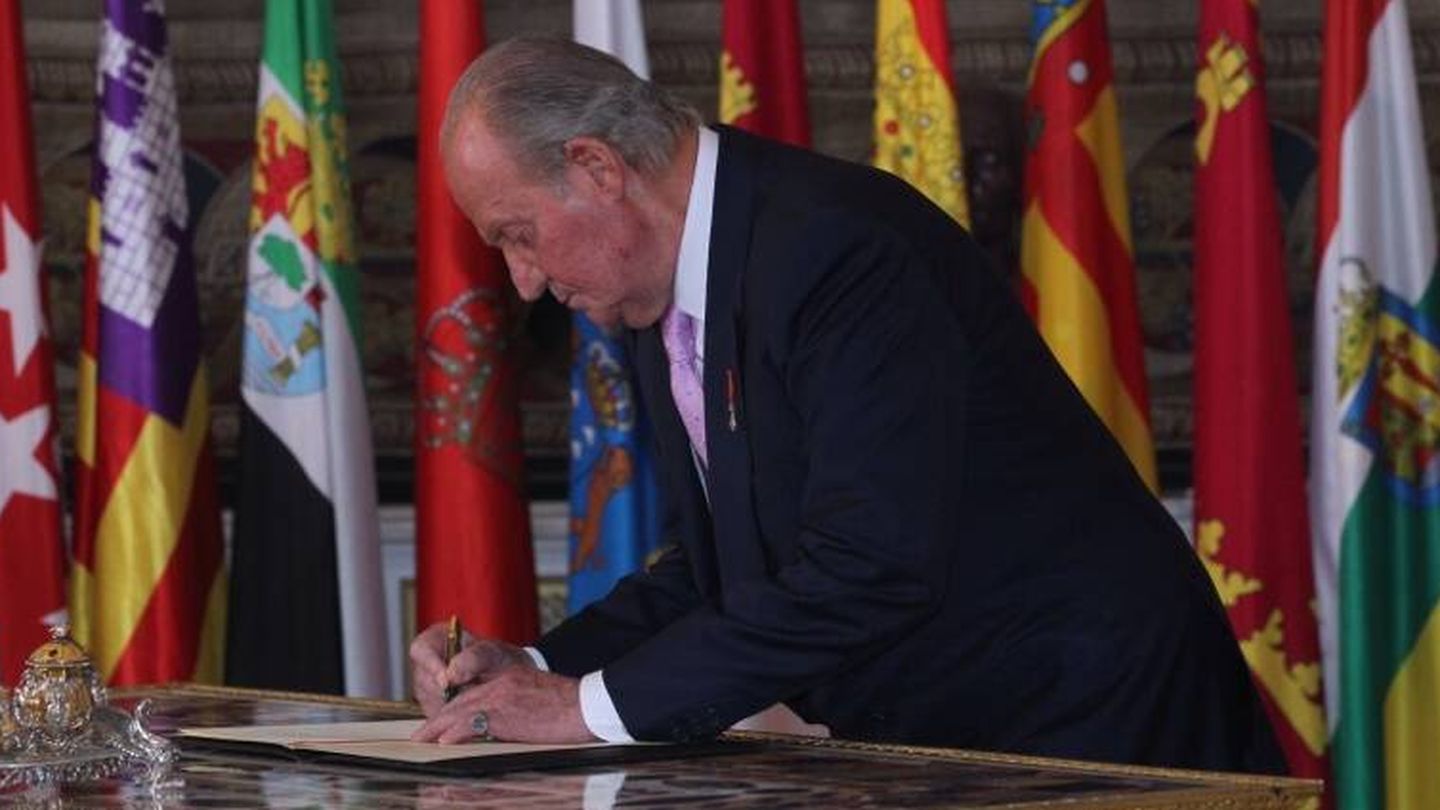 El momento en el que el rey Juan Carlos firmó el acta de abdicación. (Casa de S. M. el Rey/Borja Fotógrafos)