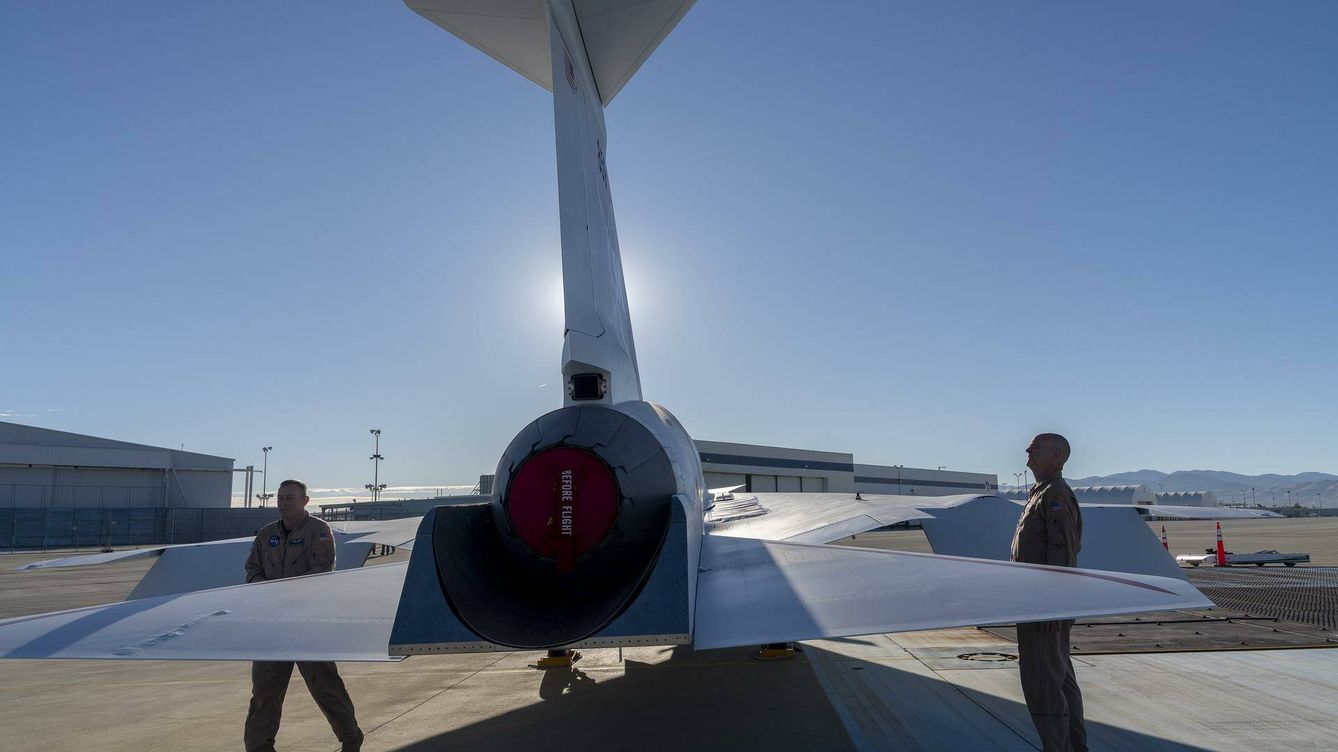 Foto: Los pilotos de prueba de la NASA y Lockheed Martin inspeccionan el X-59 en la pista de Lockheed Martin Skunk Works en Palmdale, California. (NASA / Steve Freeman)