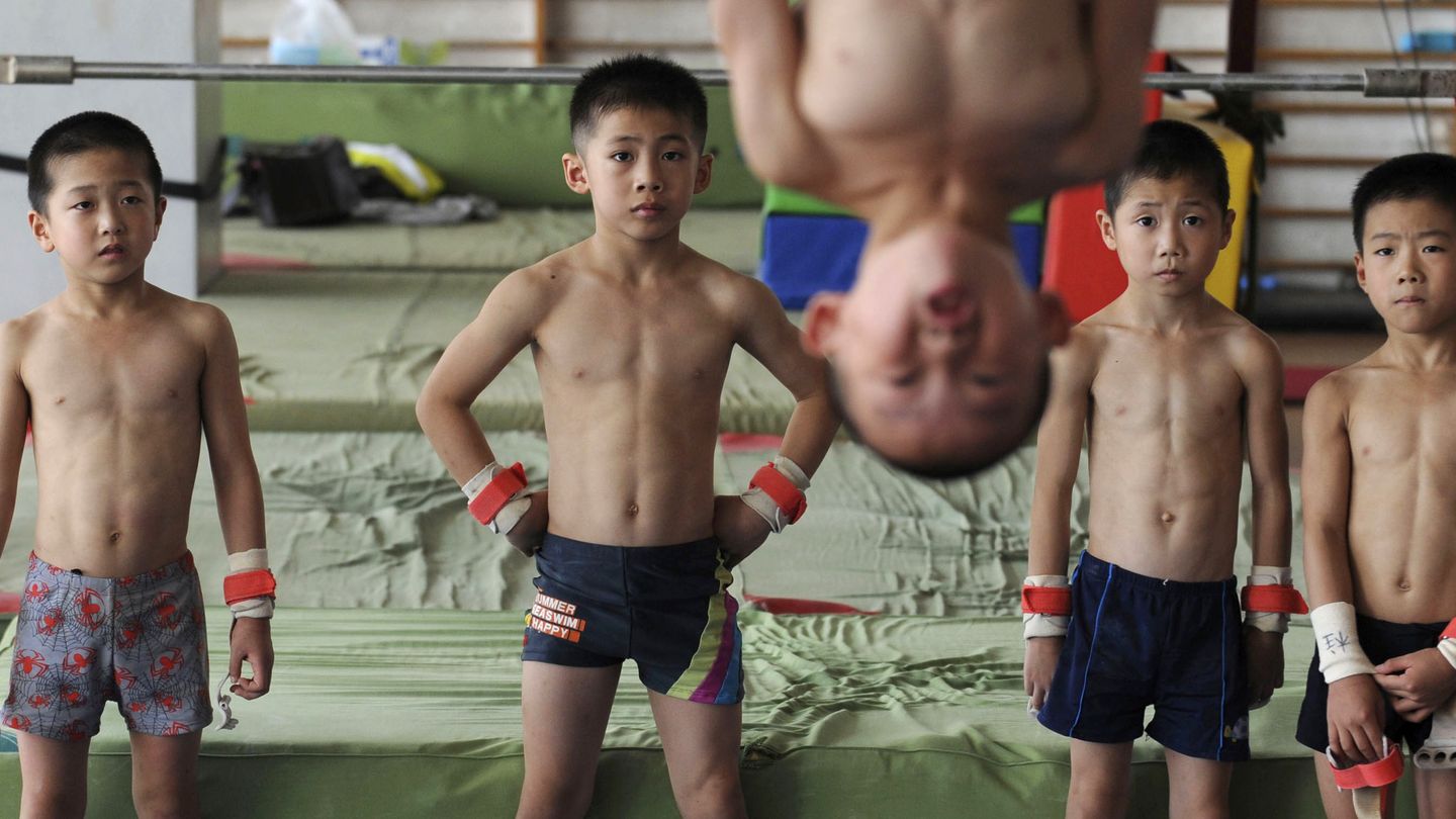Niños gimnastas durante un entrenamiento en una escuela de Jiaxing, en Zhejiang (Reuters).