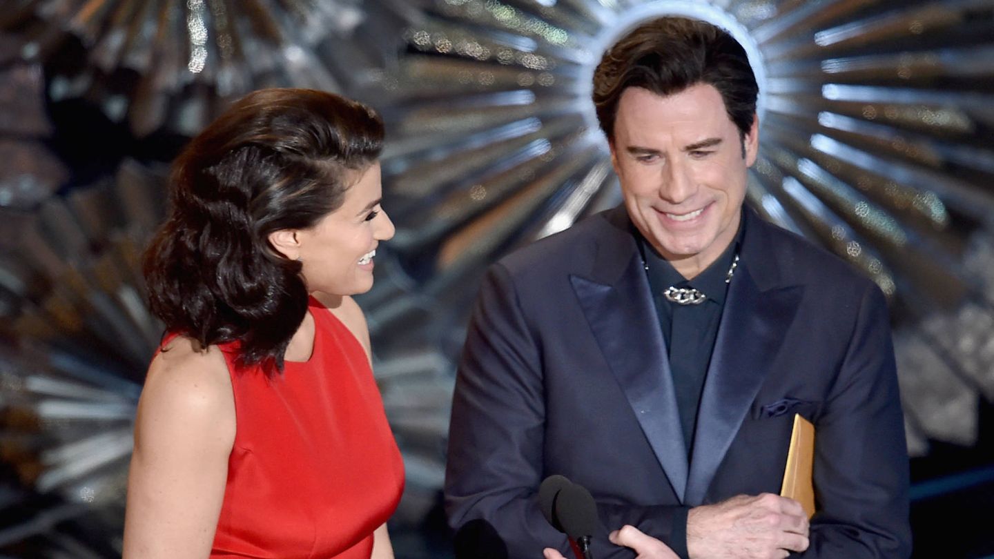  Travolta y Menzel, en los Oscar. (Getty)