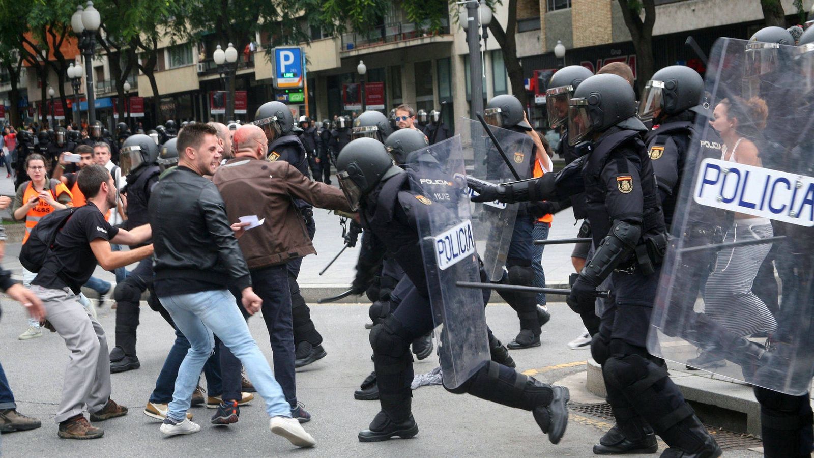Foto: Policía Nacional y Guardia Civil actúan para evitar la votación del 1-O. (EFE)