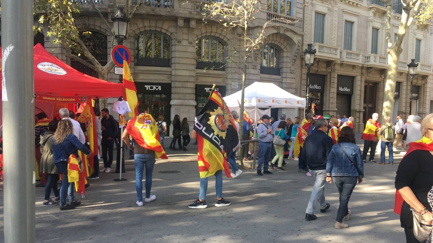 Protestantes portan banderas de España en Barcelona. (Antonio Fernández)