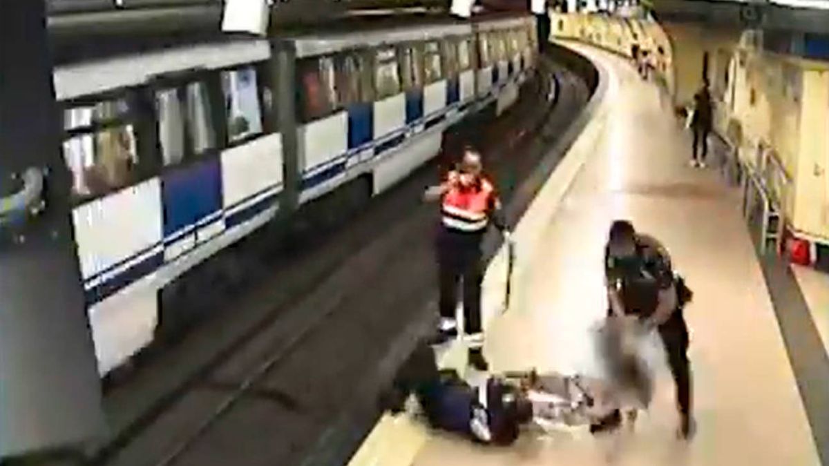 Dos policías salvan la vida a una mujer que saltó a las vías del metro para suicidarse