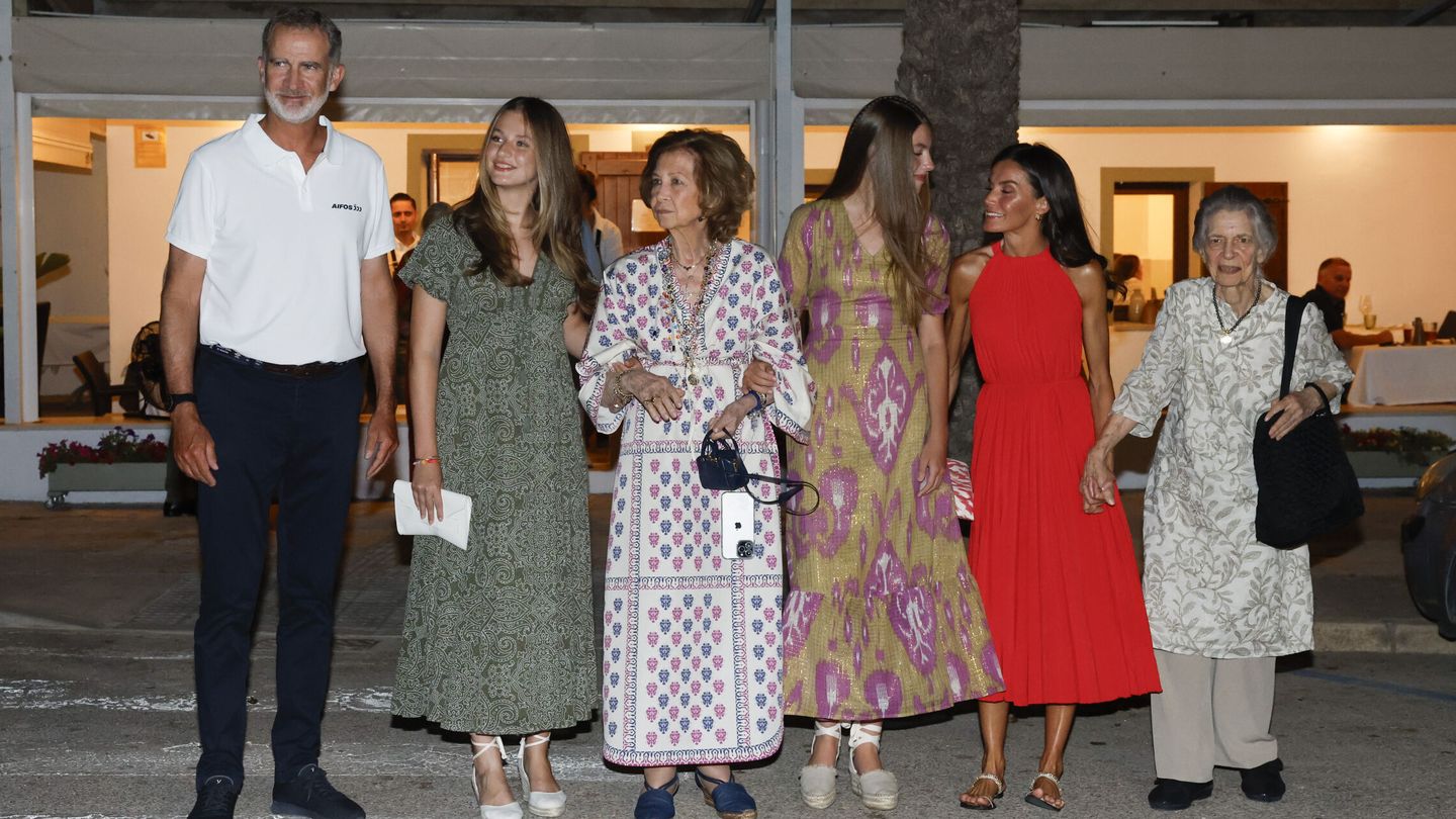 La familia real española sale a cenar en Palma de Mallorca. (EFE/Ballesteros)