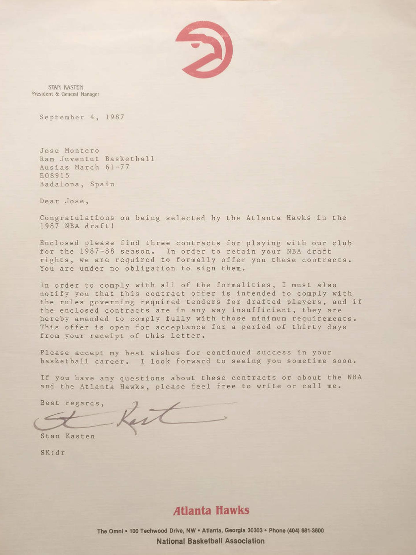 La carta en la que Atlanta Hawks le ofrecía un contrato a José Montero. El jugador nunca lo llegó a firmar. (Foto: D. O.)