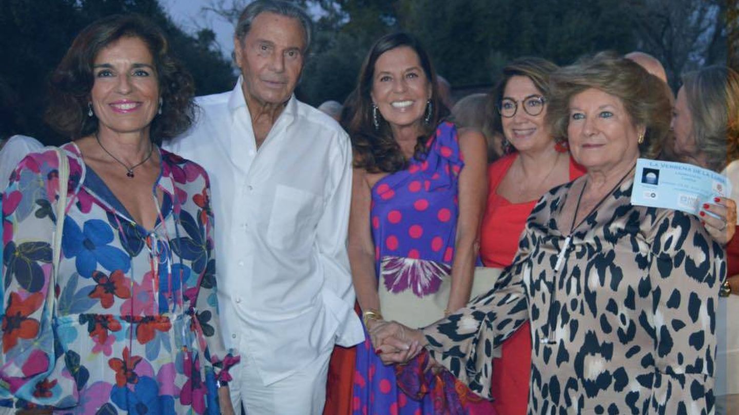 El actor junto a su esposa y Ana Botella en uno de sus encuentros marbellíes. (A. Gama)