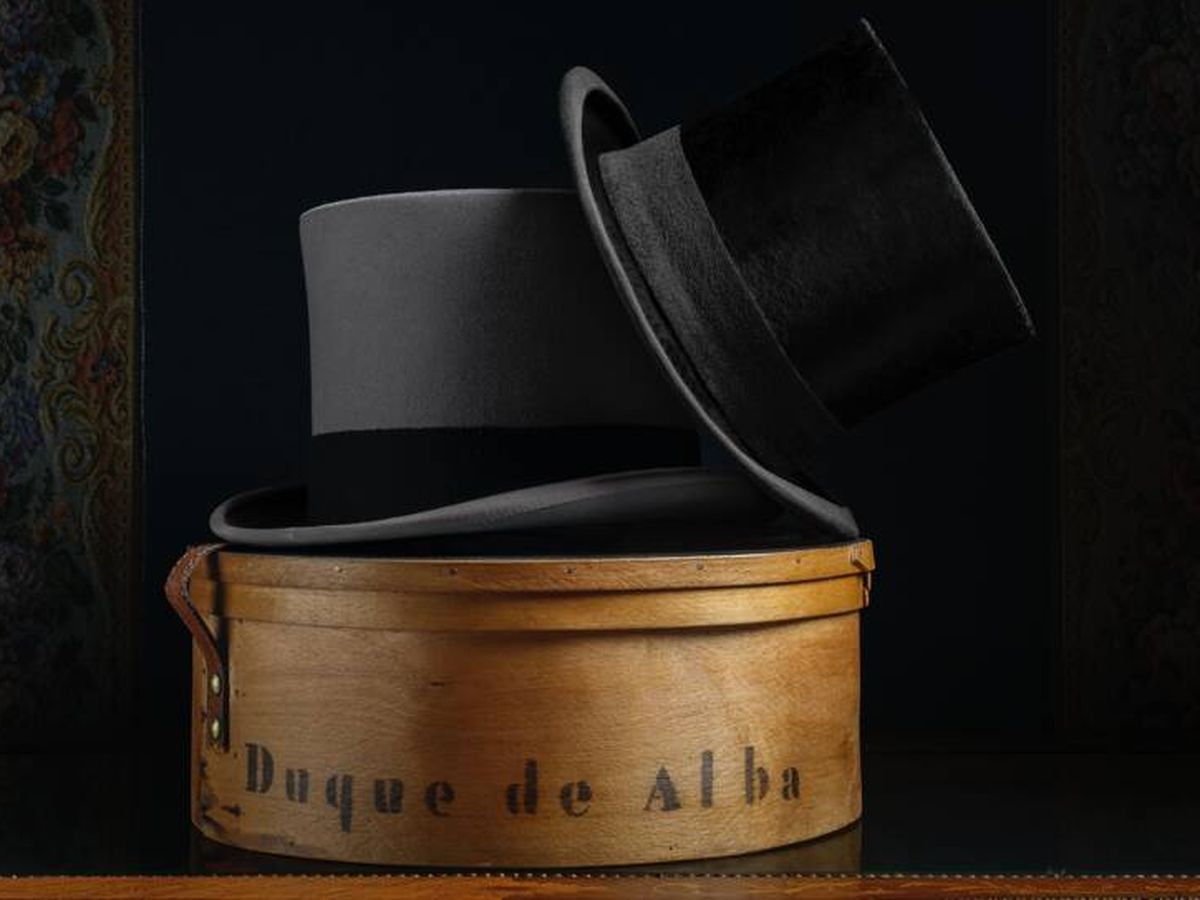 Foto: Sombrerera y sombreros de copa del XVII Duque de Alba. Fundación Casa de Alba. Foto: Jon Cazenave