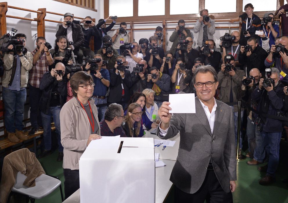 Foto: Artur Mas vota en la consulta del 9N (AP)