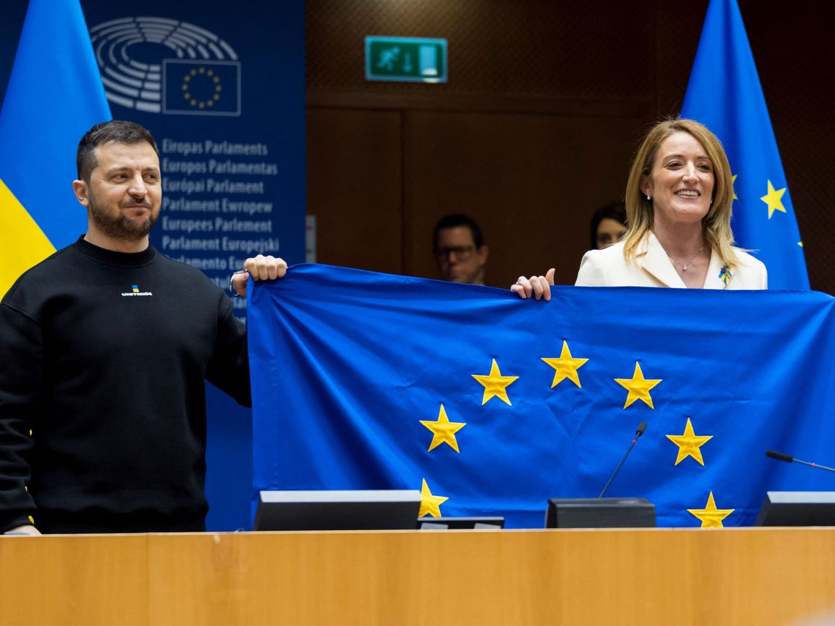 Foto: El presidente Volodímir Zelenski sujeta la bandera de la Unión Europea junto a la presidenta del Europarlamento, Roberta Metsola. (Reuters)