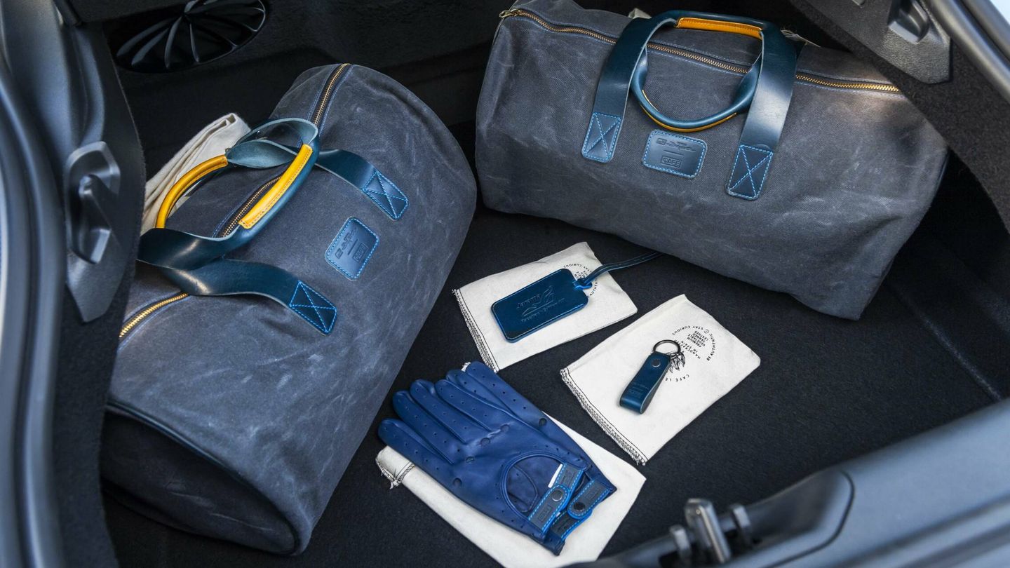 Café Leather entrega con el coche un set de viaje de dos bolsas, guantes y etiquetas de piel.