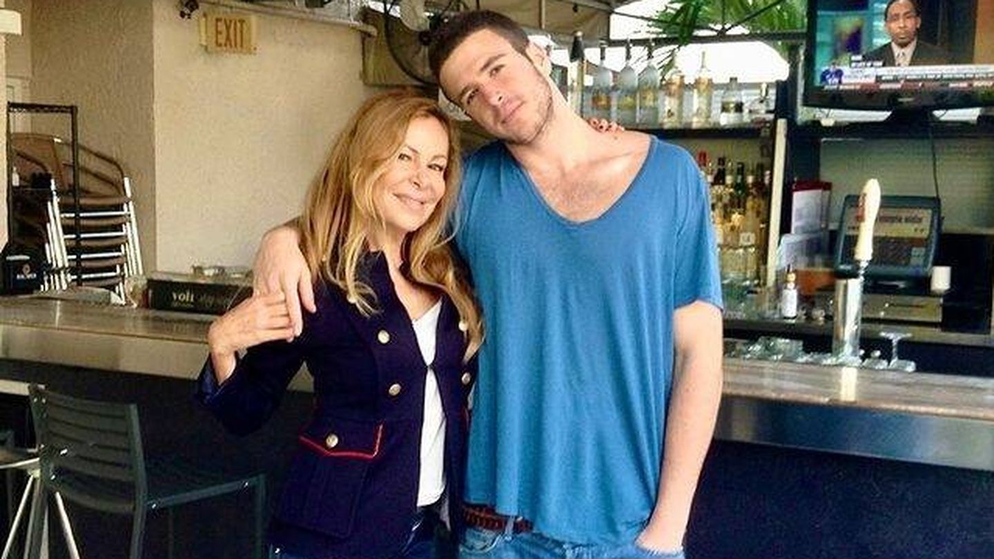 Ana Obregón, con su hijo Aless. (Instagram/@ana_obregon_oficial)