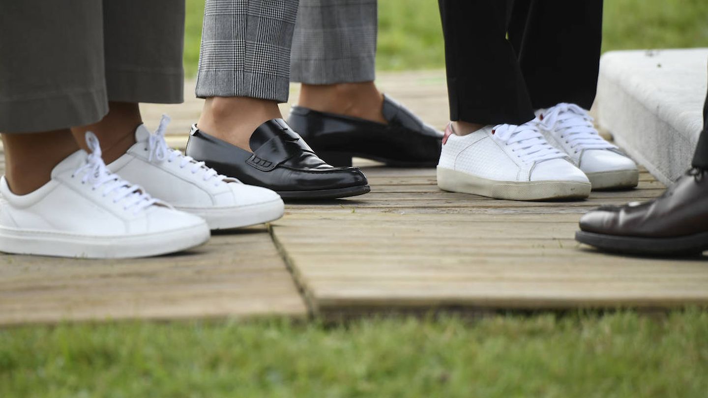 Las deportivas blancas de Leonor y Sofía y los zapatos tipo Oxford de Letizia. (Limited Pictures)