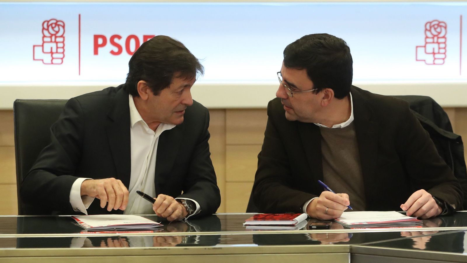 Foto: Javier Fernández conversa con el portavoz de la gestora, Mario Jiménez, al comienzo de la reunión de la cúpula provisional del PSOE, este 4 de enero en Ferraz. (EFE)