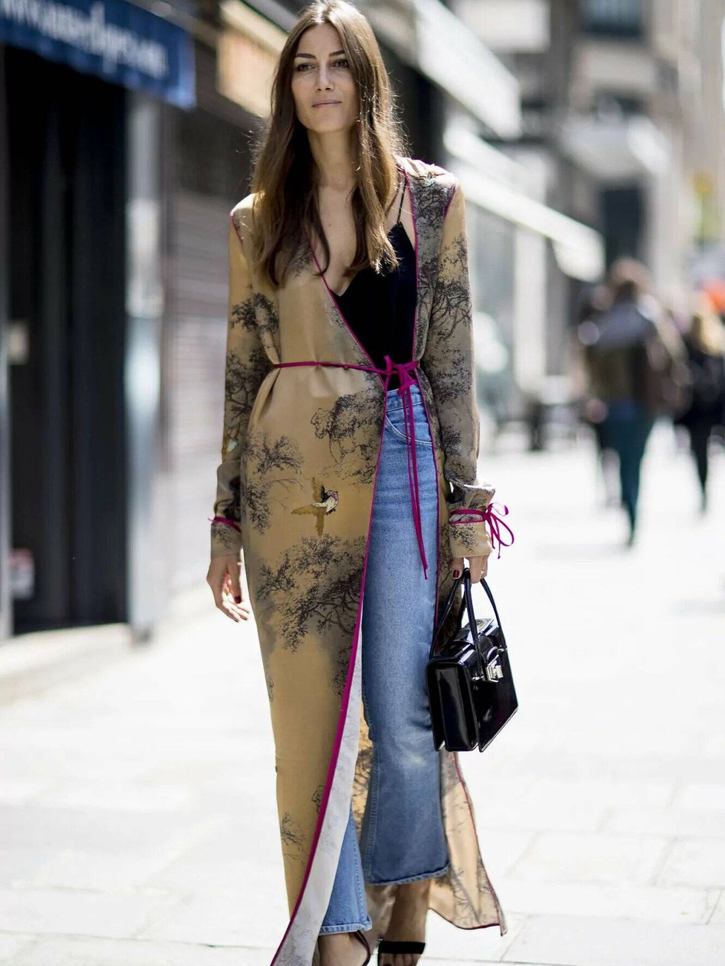 Look de experta del street style con kimono y vaqueros. (Imaxtree)