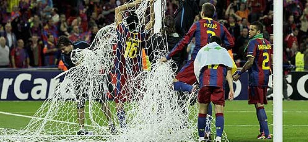 Foto: Piqué corta la red, Busquets se queda el balón y Guardiola acaba por los aires