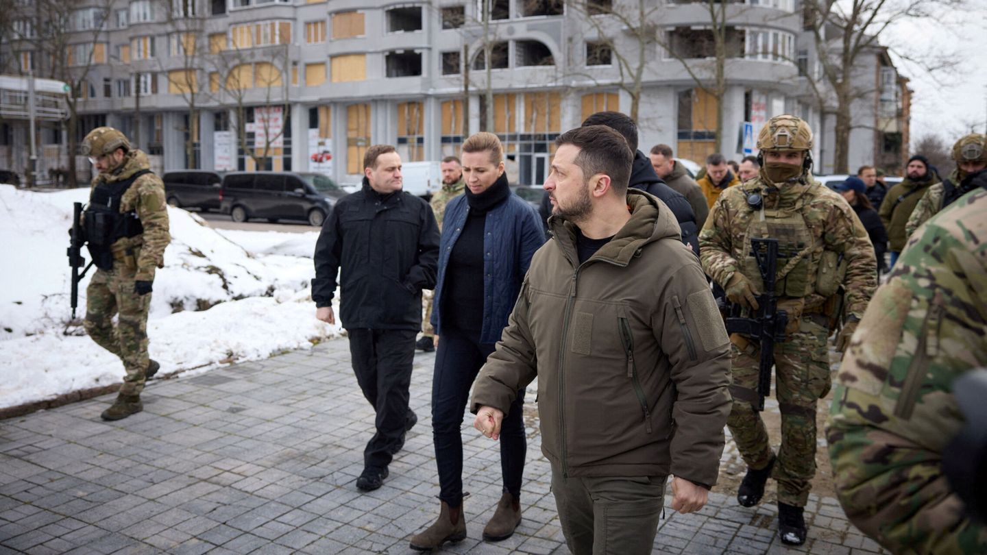 FILE PHOTO: Ukraine's President Volodymyr Zelenskiy and Denmark's Prime Minister Mette Frederiksen walk in city's downtown, amid Russia's attack on Ukraine, as they visit Mykolaiv, Ukraine January 30, 2023. Ukrainian Presidential Press Service Handout via REUTERS ATTENTION EDITORS - THIS IMAGE HAS BEEN SUPPLIED BY A THIRD PARTY. File Photo