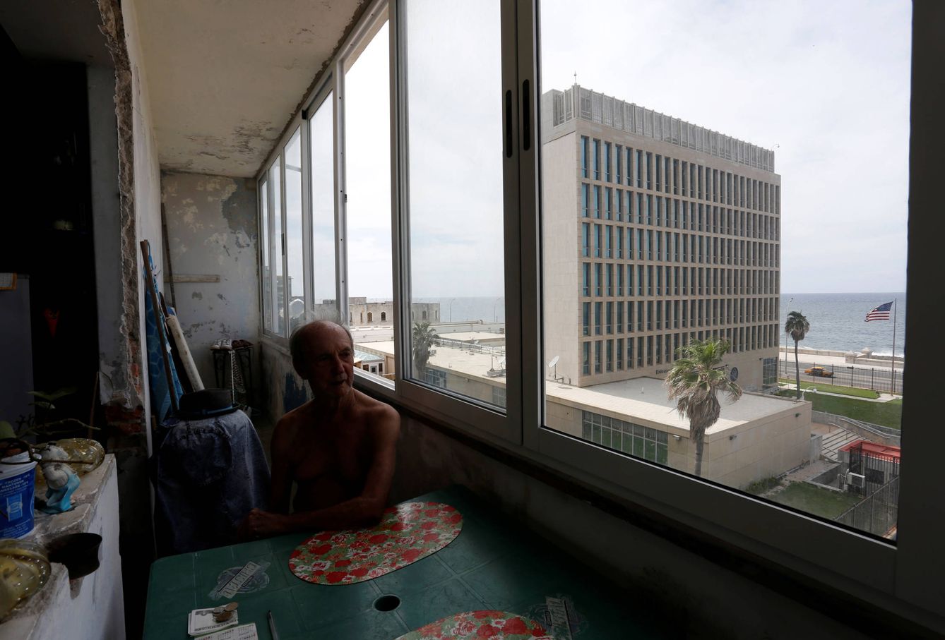 La embajada estadounidense en La Habana, vista desde un edificio residencial, el 13 de junio de 2017. (Reuters)