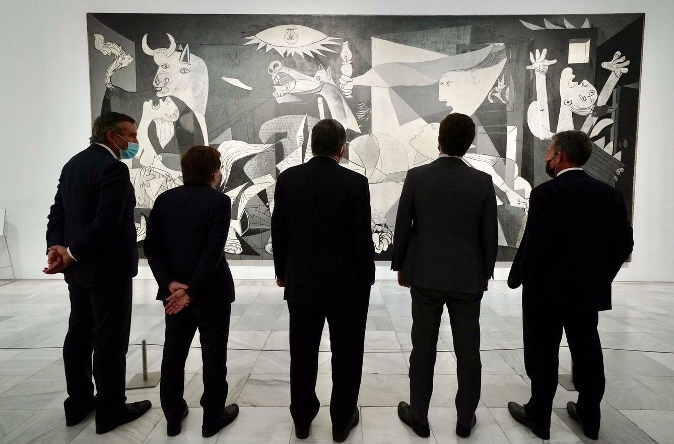 Casado, Almeida y López acompañan a Sarkozy y Durao Barroso a conocer el Guernica. (David Mudarra)