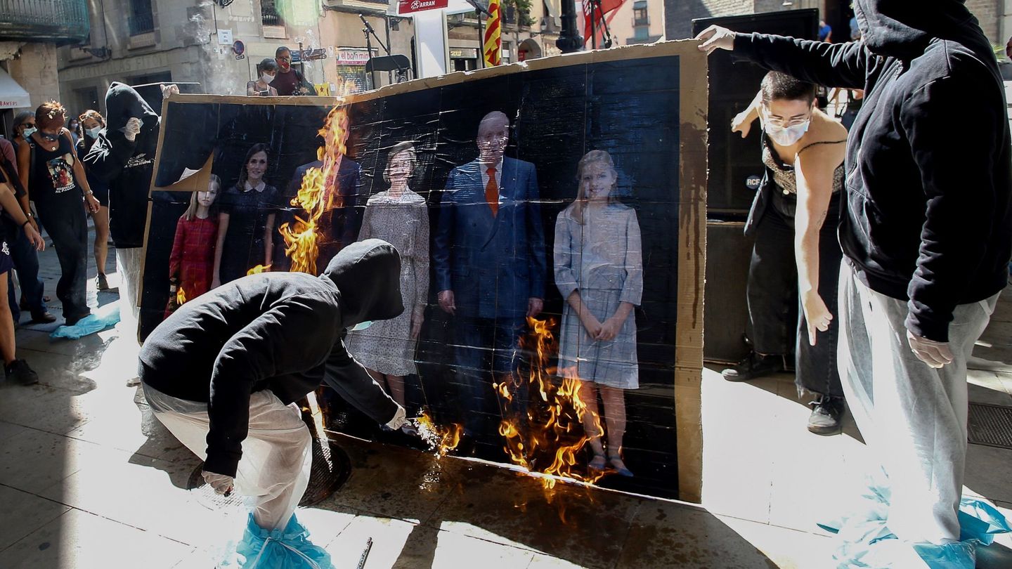 Varios jóvenes queman un retrato de la familia Real. (EFE)