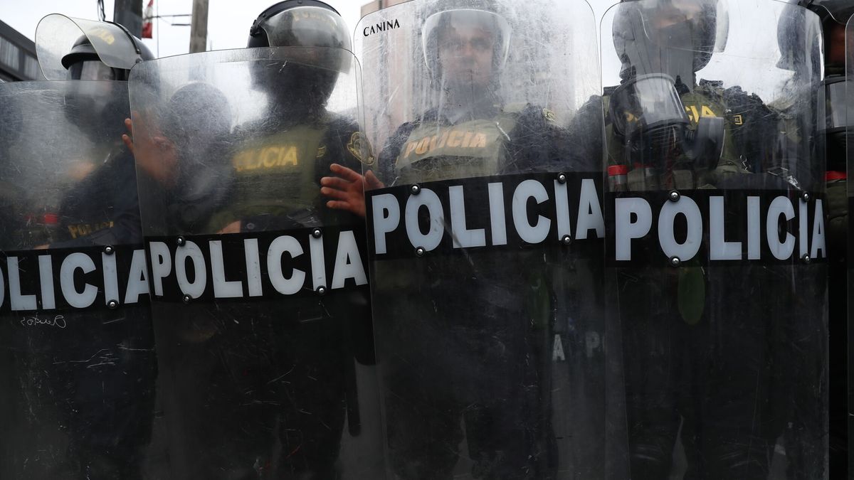 La Policía desaloja un campus universitario en Lima con una tanqueta