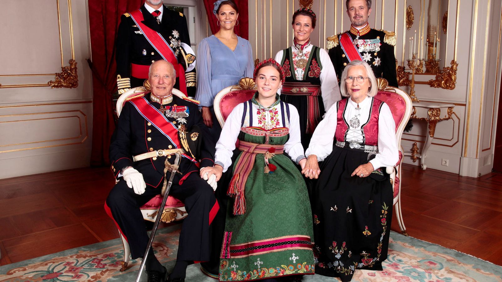 Foto: Ingrid Alexandra posa con sus padrinos, entre ellos Felipe VI. (Reuters)