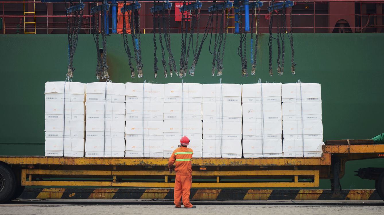 Foto: Un cargamento de papel en un puerto de China. (Reuters)