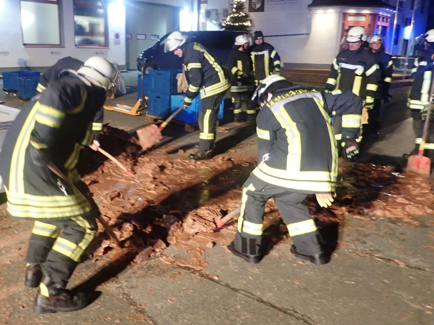 Los bomberos tuvieron que trabajar duro para despegar el chocolate solidificado