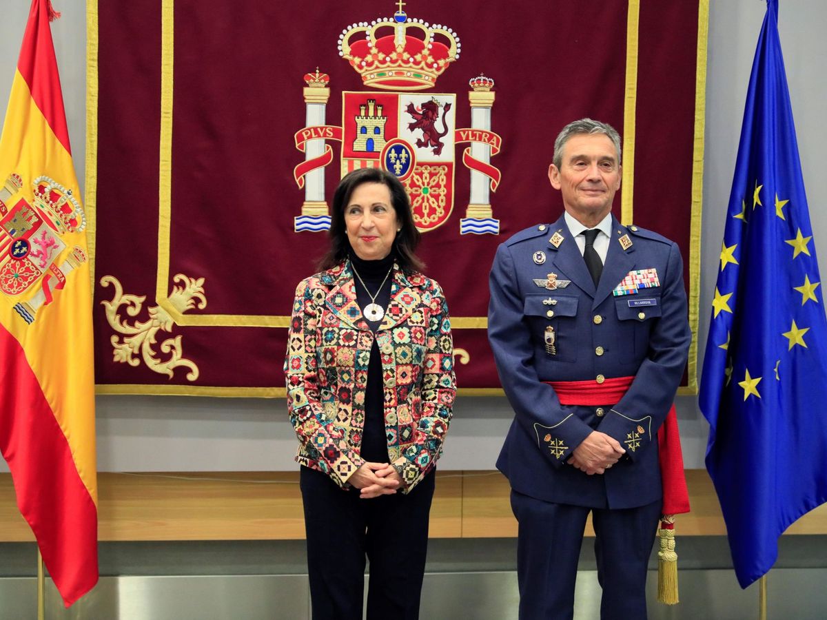 Foto:  La ministra de Defensa, Margarita Robles y el nuevo jefe del Estado Mayor de la Defensa, Miguel Ángel Villaroya. (EFE)