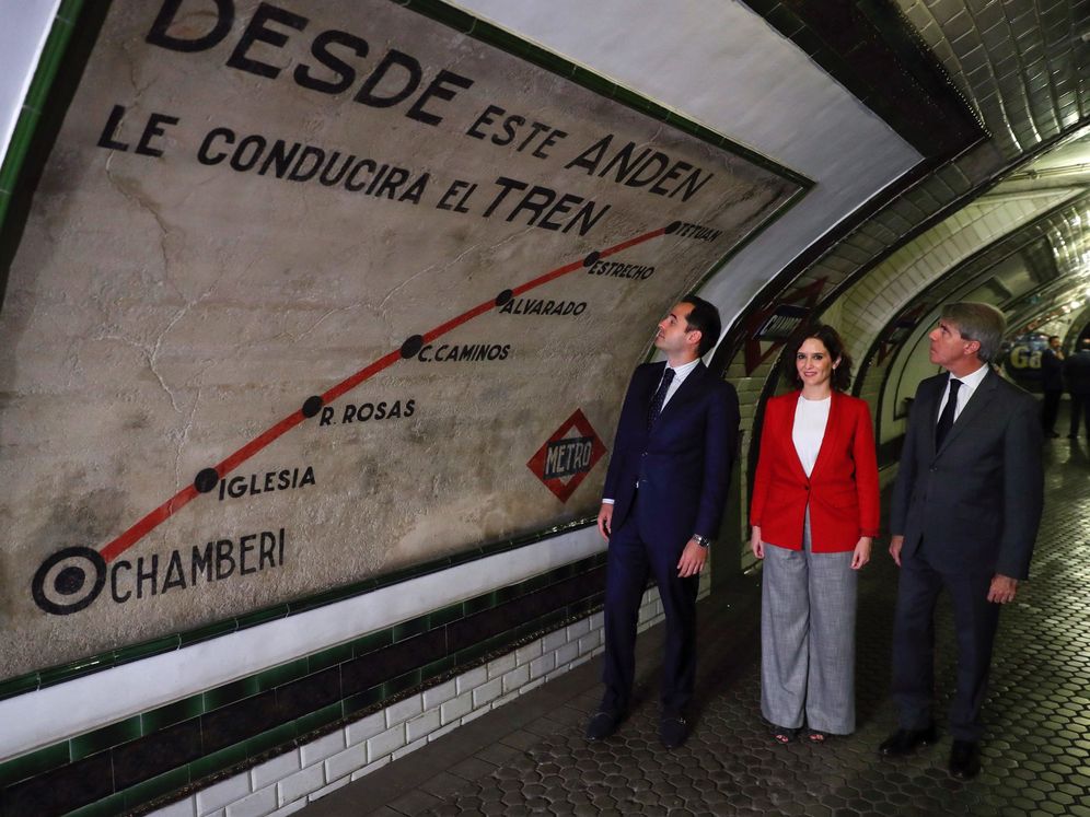 Foto: Ayuso, junto a Aguado y Garrido en el 100º aniversario del Metro. (EFE)