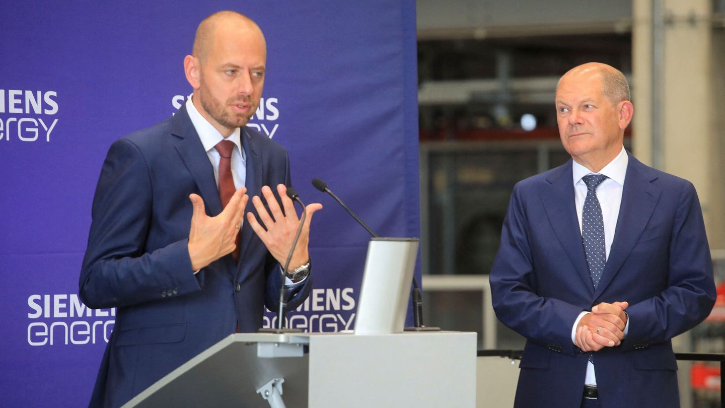 El CEO de Siemens Energy, Christian Bruch, con el canciller alemán, Olaf Scholz. (Reuters/Wolfgang Rattay)