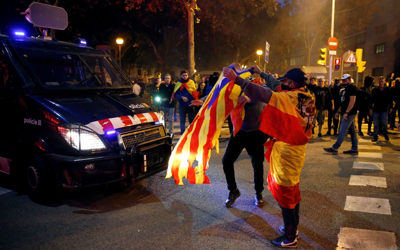 Ultras e independentistas se enfrentan en Barcelona. (Pinche para ver el álbum)