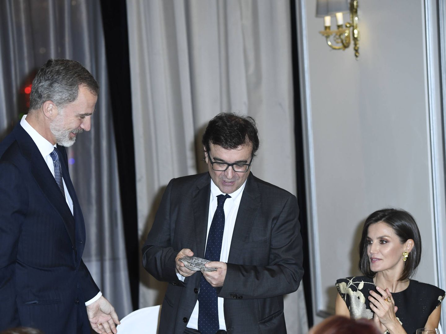 El rey Felipe, entregando el Premio Francisco Cerecedo. (Limited Pictures)