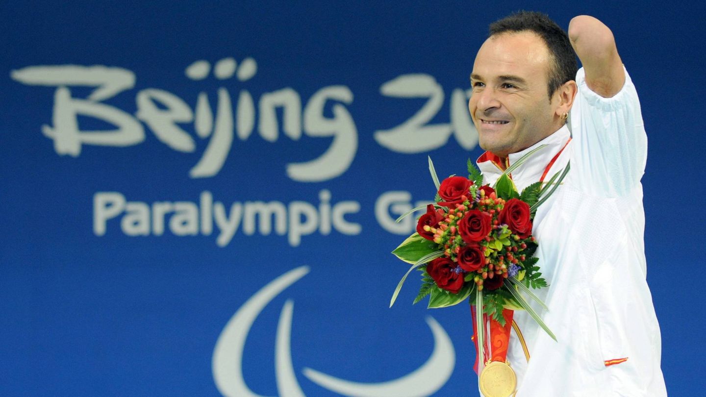 Ricardo Ten, con la medalla de oro en los 100m braza durante los JJOO de Pekín. (Imago)