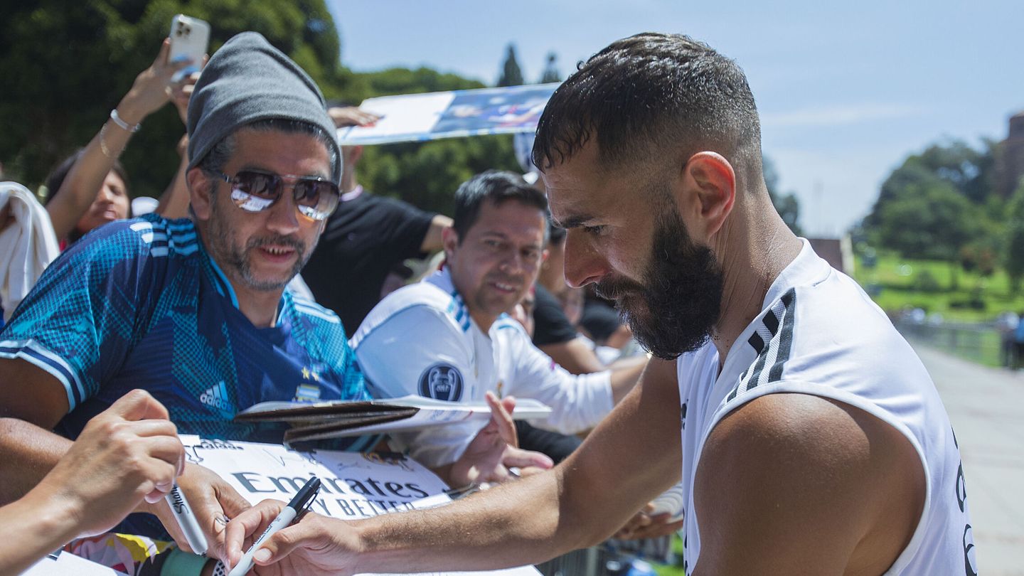 Benzema firma autógrafos al final de un entrenamiento en Los Ángeles. (EFE/Javier Rojas)