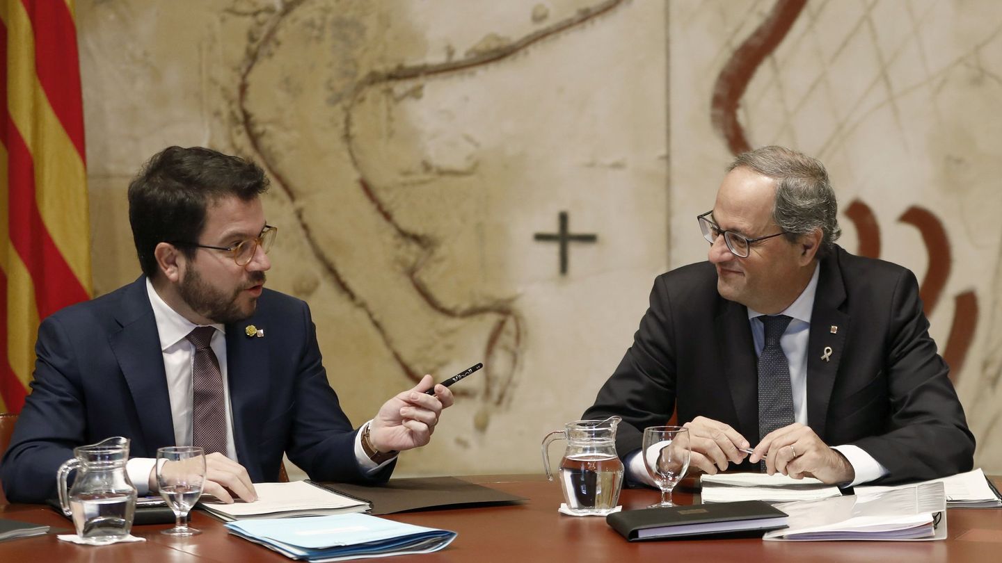Quim Torra (d) junto a Pere Aragonès (i) , durante la reunión semanal del ejecutivo catalán. (EFE)