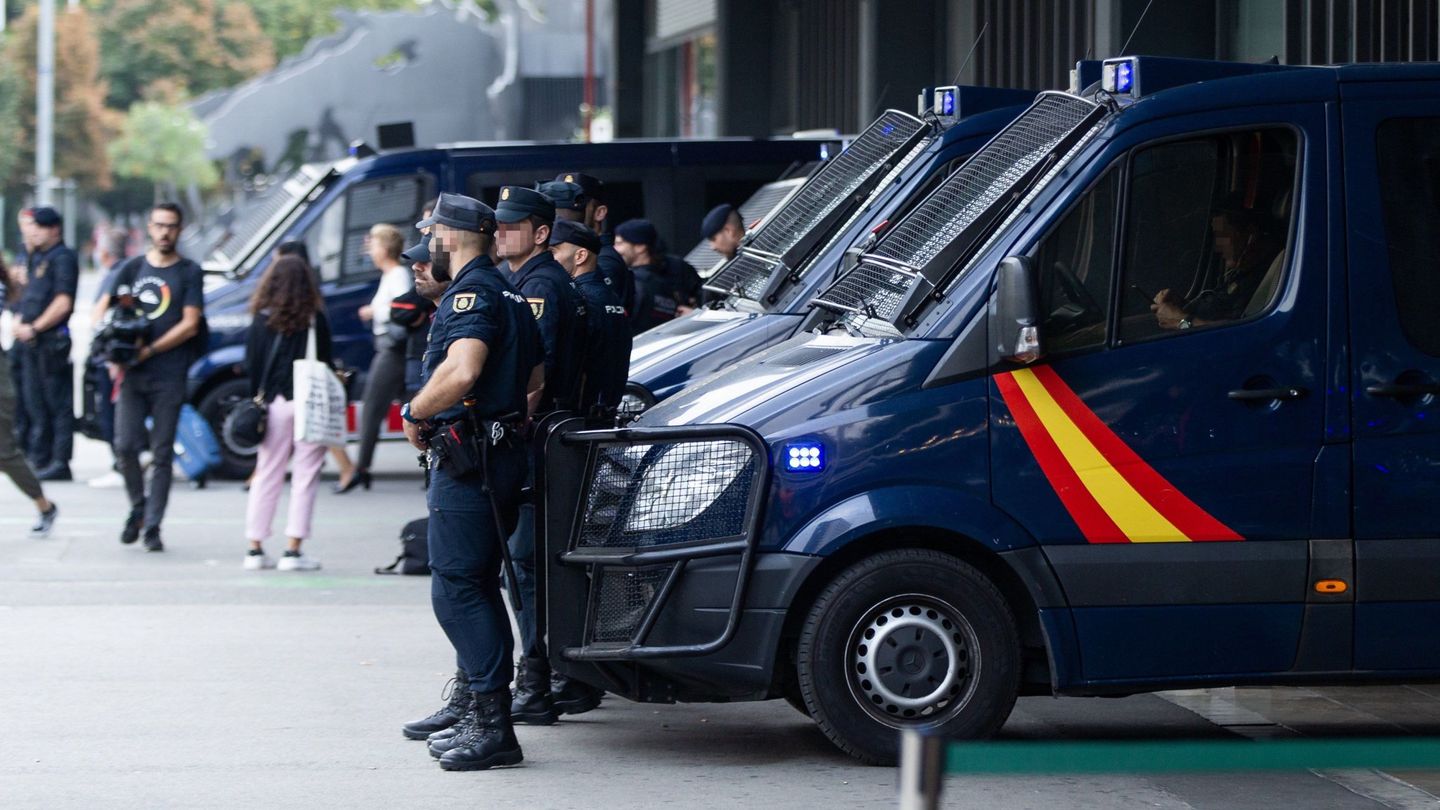 Agentes del la Policía Nacional custodian la Estación de Sants de Barcelona. (EFE)