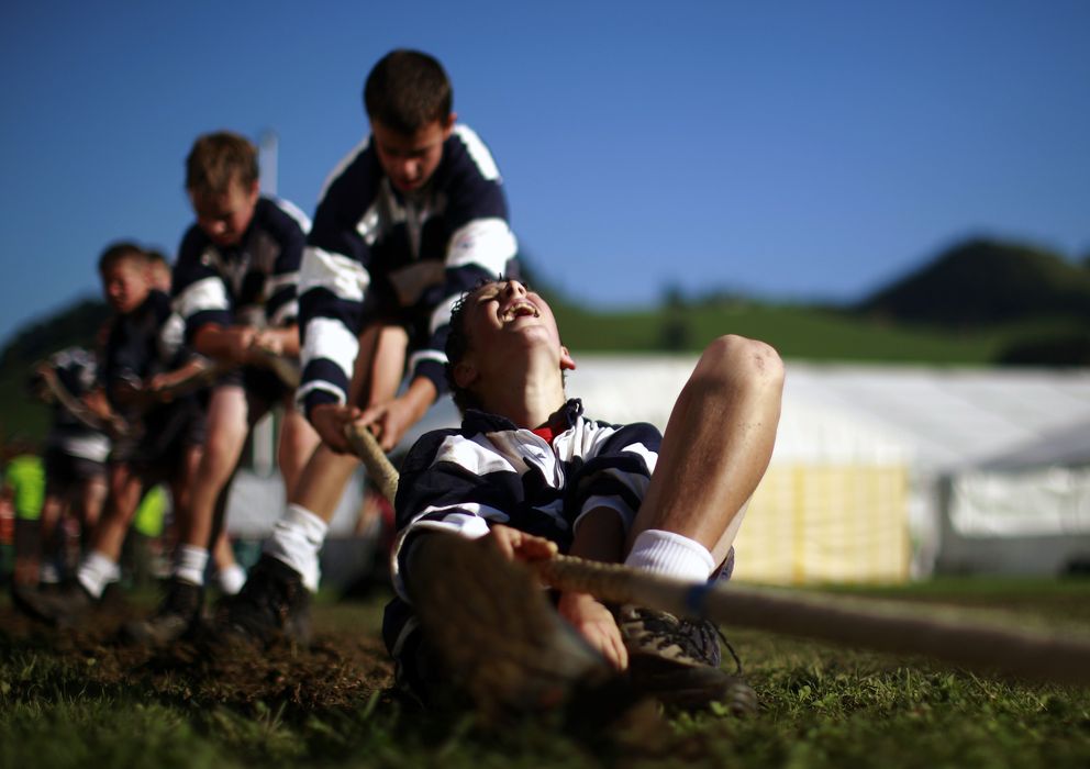 Foto: Un niño reacciona tras perder su equipo en una competición de soga en la ciudad de Appenzell (Reuters).