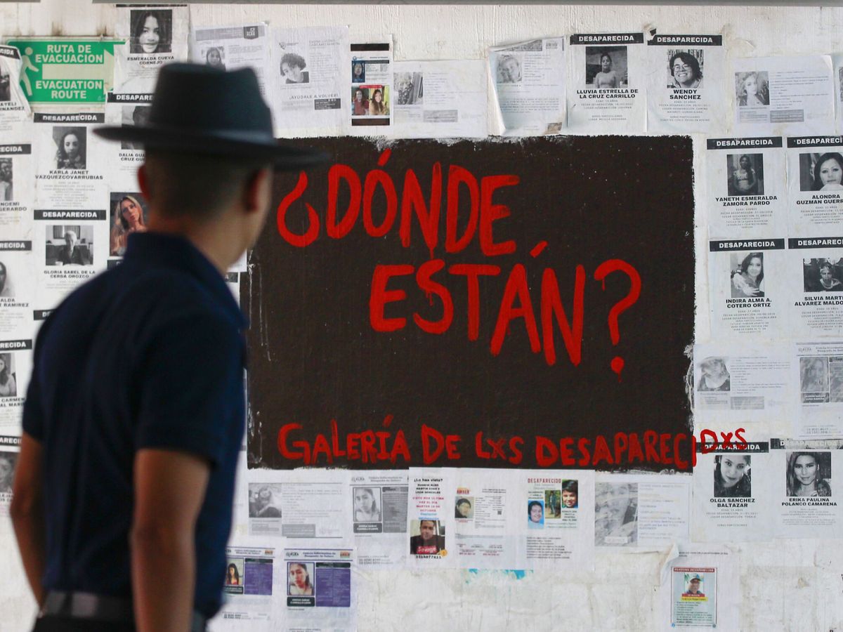 Foto: Un hombre observa un mural con fichas de personas desaparecidas, el 31 de marzo de 2023, en la Universidad de Guadalajara, Jalisco. (EFE/Francisco Guasco)