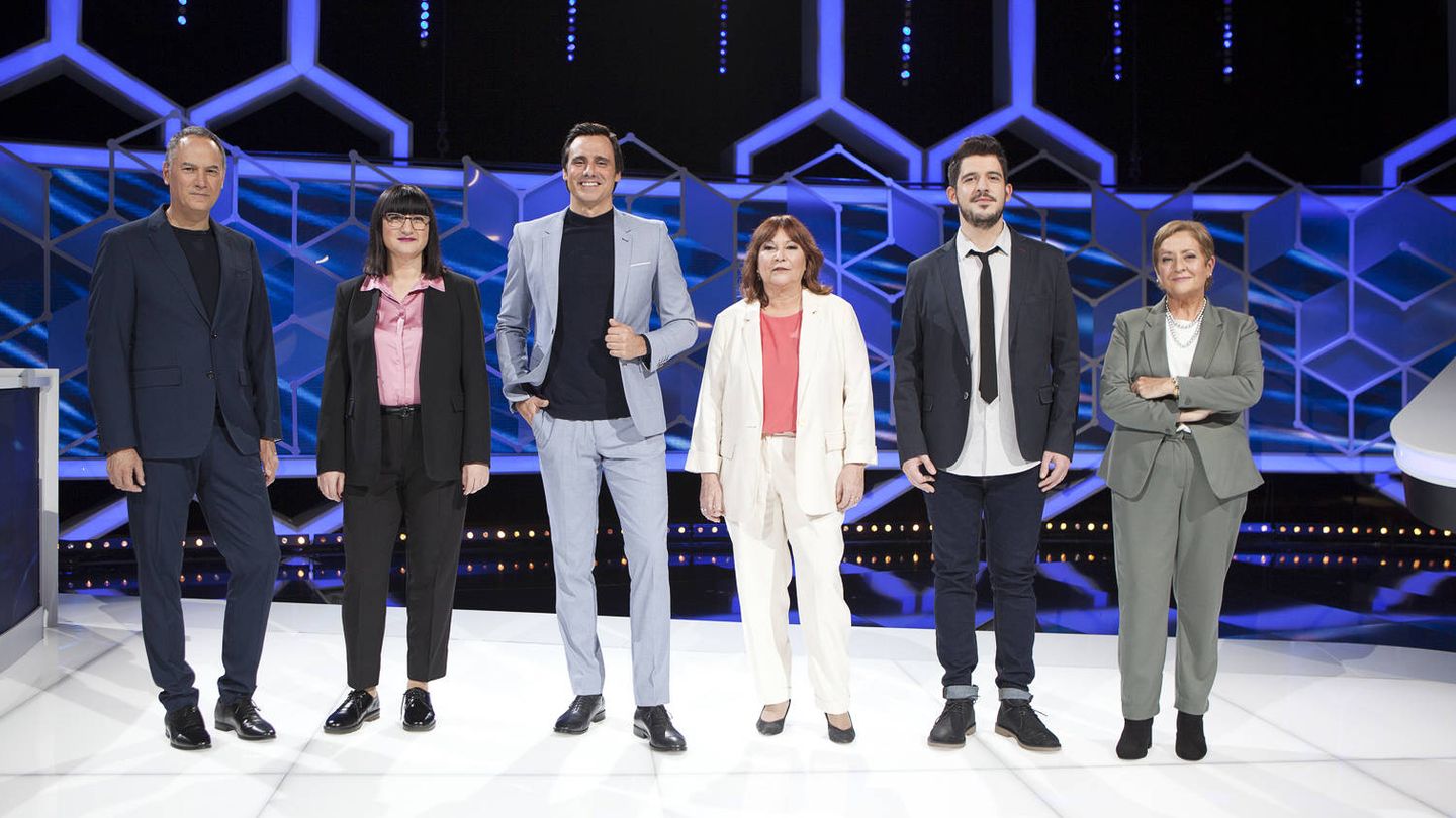 Ion, con de Erundino Alonso, Ruth de Andrés, David Leo, Paz Herrera y Lilit Manukyan en 'El cazador'. (RTVE)