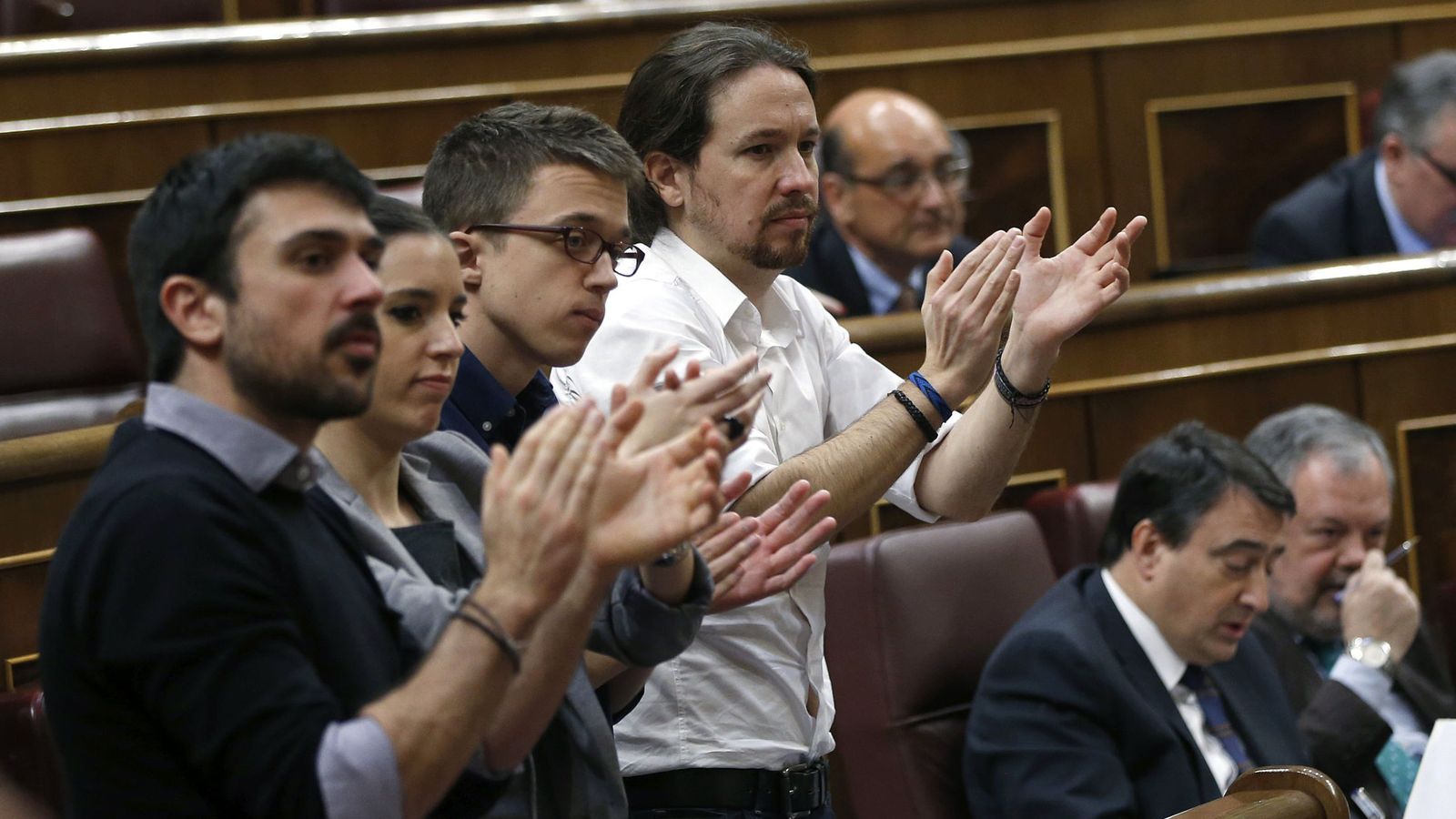 Foto: El líder de Unidos Podemos, junto a Ramón Espinar, Irene Montero e Íñigo Errejón en la pasada sesión de investidura. (EFE)