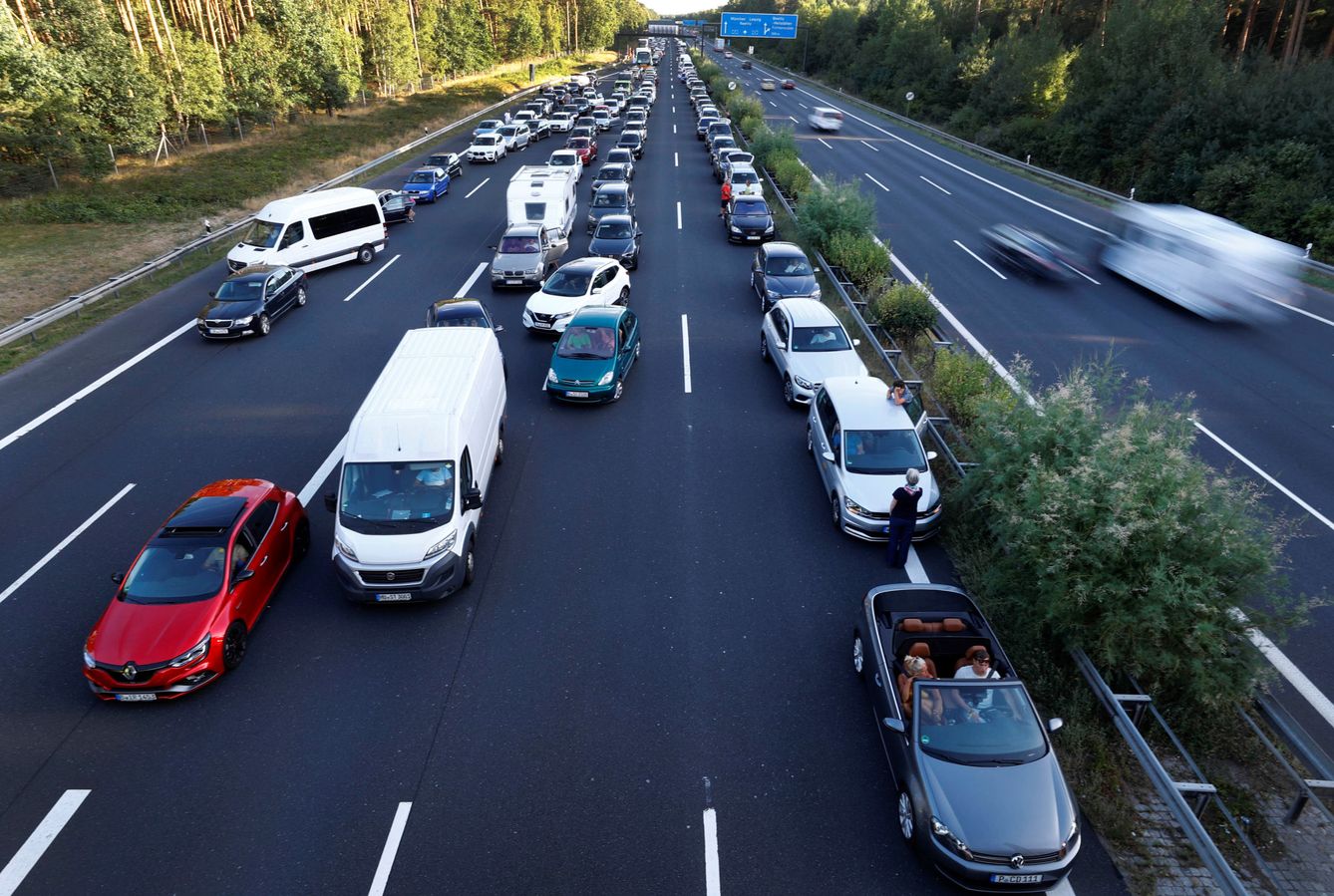 La autopista A9 tras un accidente en Mischendorf, a 40 km de Berlín. (Reuters)