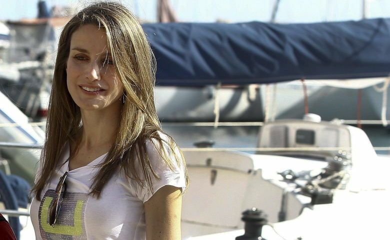 La Princesa de Asturias, Letizia Ortiz, en la escuela de vela de Cala Nova, en Palma de Mallorca. (EFE)